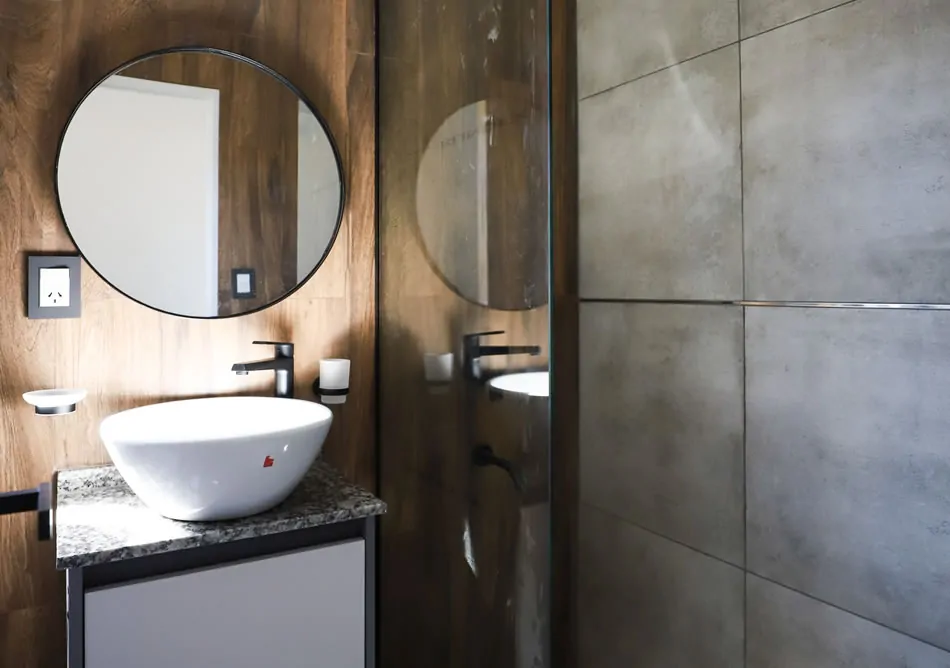 Un dormitorio detalle baño